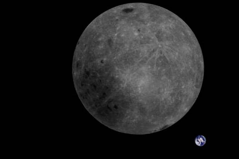 Cette image de la Lune et de la Terre a mis vingt minutes pour être téléchargée par des amateurs passionnés.