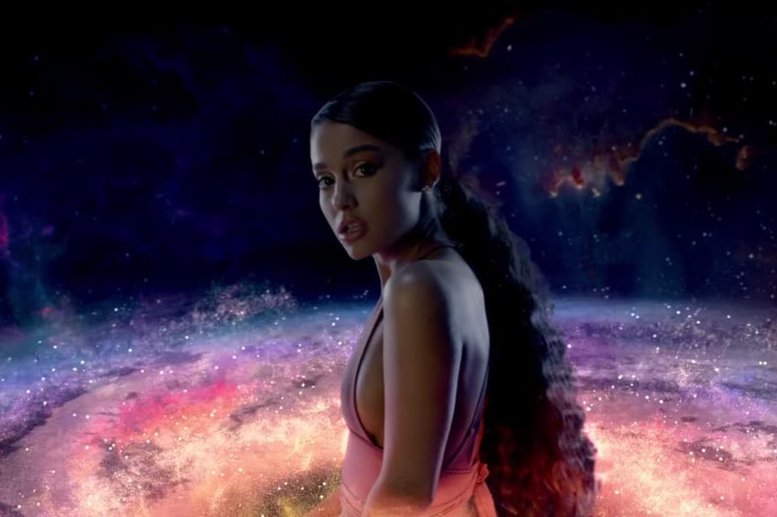 Ariana Grande dans le clip "God Is A Woman"