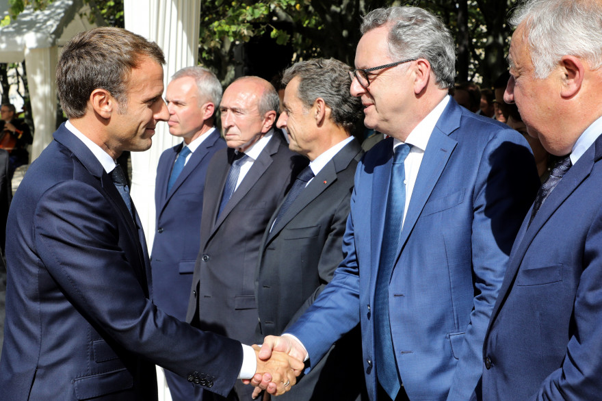 Emmanuel Macron serra la main à Richard Ferrand