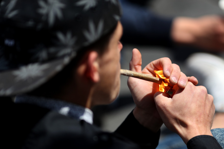 Un homme fume du cannabis (illustration)