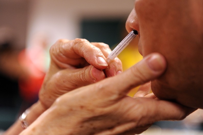 Administration d'un vaccin par spray nasal (Illustration)