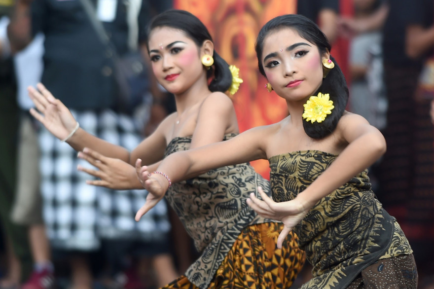 Des danseuses balinaises se produisent lors de la parade à l'effigie d'Ogoh-Ogoh en prévision de la "Journée du silence" à Denpasar