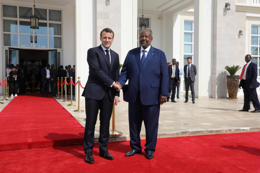 Emmanuel Macron avec le président du Djibouti, Ismail Omar Guelleh, à Djibouti, le 12 mars 2019.