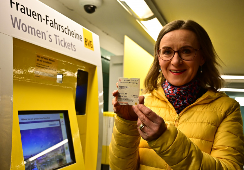 Sigrid Nikutta, PDG de la société de transports BVG de Berlin présente le "Frauenticket"
