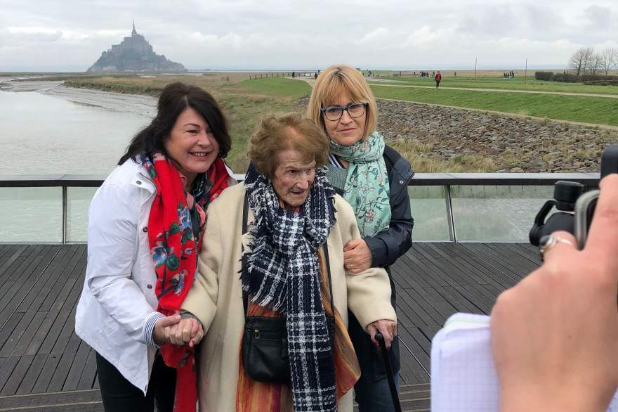 Maryse et ses accompagnatrices posent devant le Mont Saint-Michel
