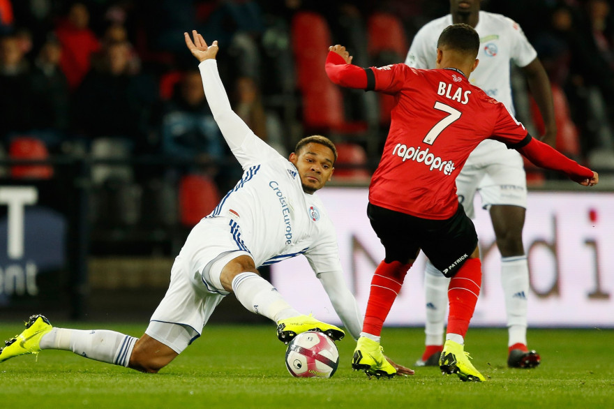 Le Strasbourgeois Kenny Lala devant le Guingampais Ludovic Blas le 27 octobre 2019