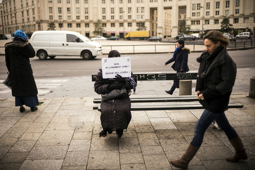 Une femme dénonce le prix des loyers à Paris