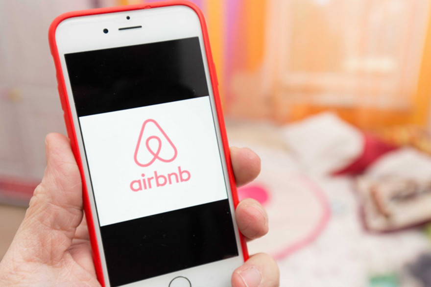 L'application Airbnb sur smartphone
