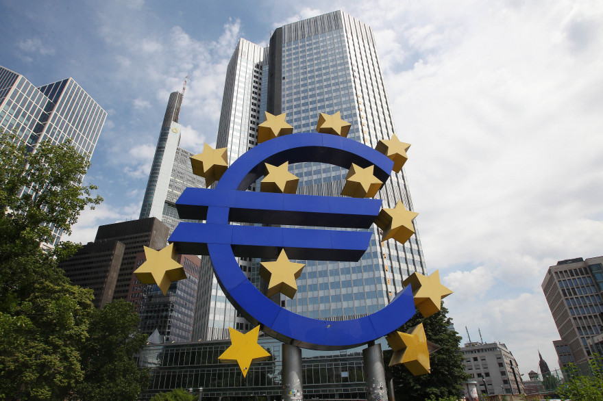 Le logo de l'euro devant la Banque mondiale européenne, à Francfort (Allemagne)
