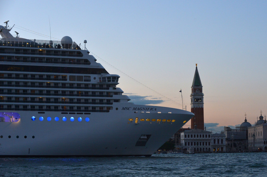 L'adolescent aurait agressé la jeune fille à bord d'un navire de croisière.