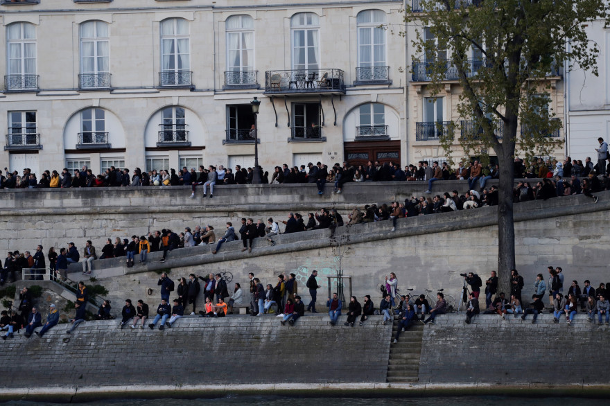 Des centaines de passants avaient pris place sur les bords de la Seine pour observer l'incendie de Notre-Dame de Paris, le lundi 15 avril.