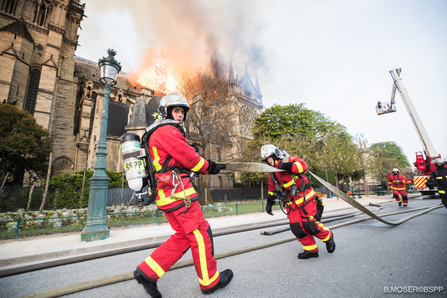 Plus de 400 pompiers ont été mobilisés pour lutter contre l'incendie de la cathédrale Notre-Dame de Paris.