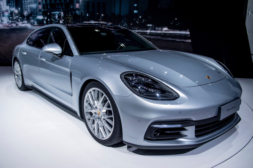 Une Porsche Panamera, exposée lors du Salon de l'Automobile à Shanghai, le 19 avril 2017.