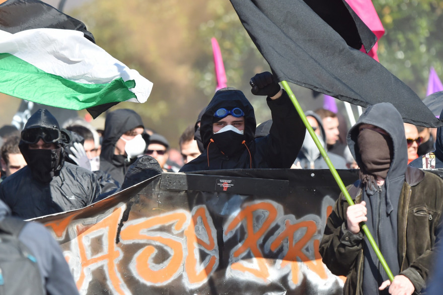 Des membres d'un black bloc à Nantes le 9 octobre 2018