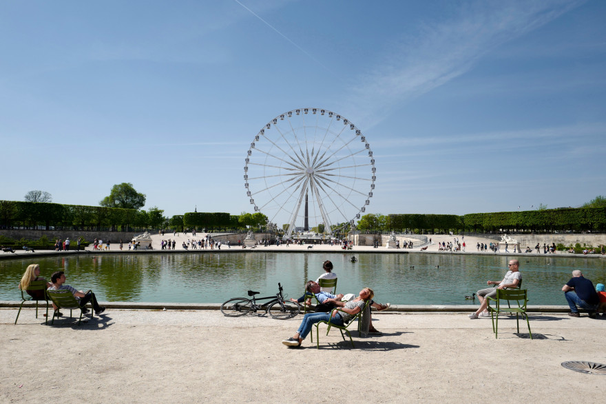 Des personnes aux jardins des Tuileries à Paris (illusttration)