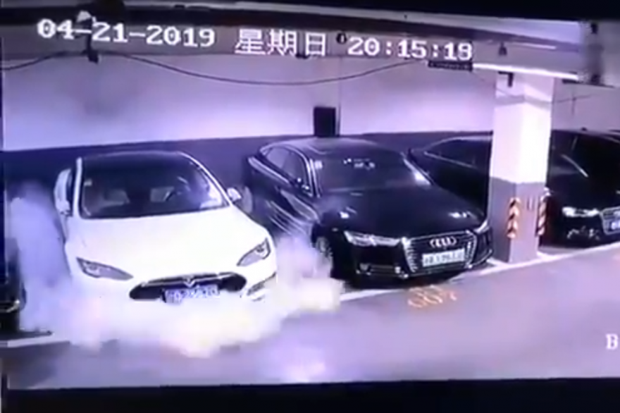 Une vidéo montrant une Tesla Model S prendre feu est devenue virale en Chine