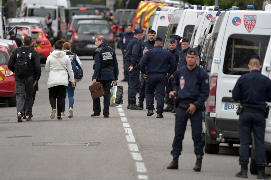 Les forces de l'ordre aux abords d'un tabac-presse à Blagnac où se déroule une prise d'otages le 7 mai 2019