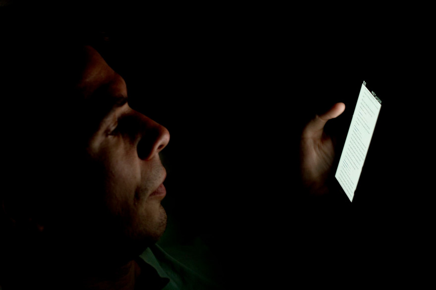 Un utilisateur consulte une application sur son smartphone (illustration)
