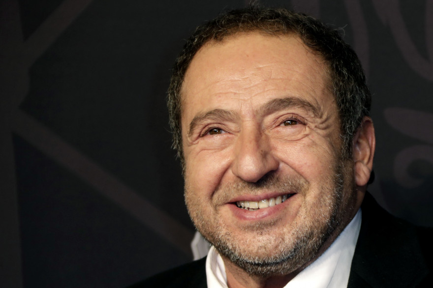 Patrick Timsit Adieu... Peut-être. Merci... C'est Sûr Patrick Timsit : après un dernier spectacle, l'humoriste arrête la scène