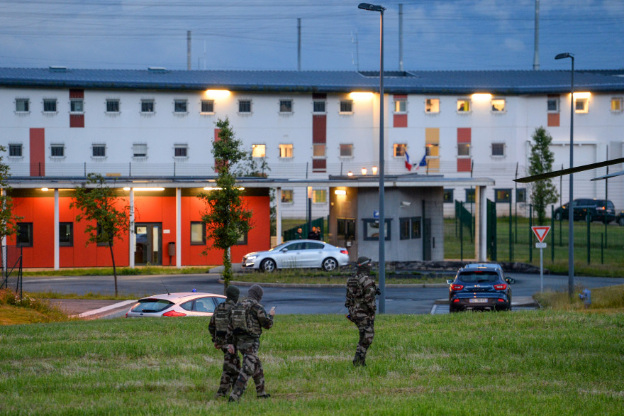 Des militaires présents à la prison de Condé-sur-Sarthe, lors d'une prise d'otage le 11 juin 2019