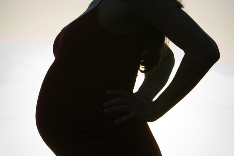 Une femme enceinte .