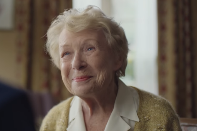 Alix Mahieux dans une publicité pour La Poste (2017)