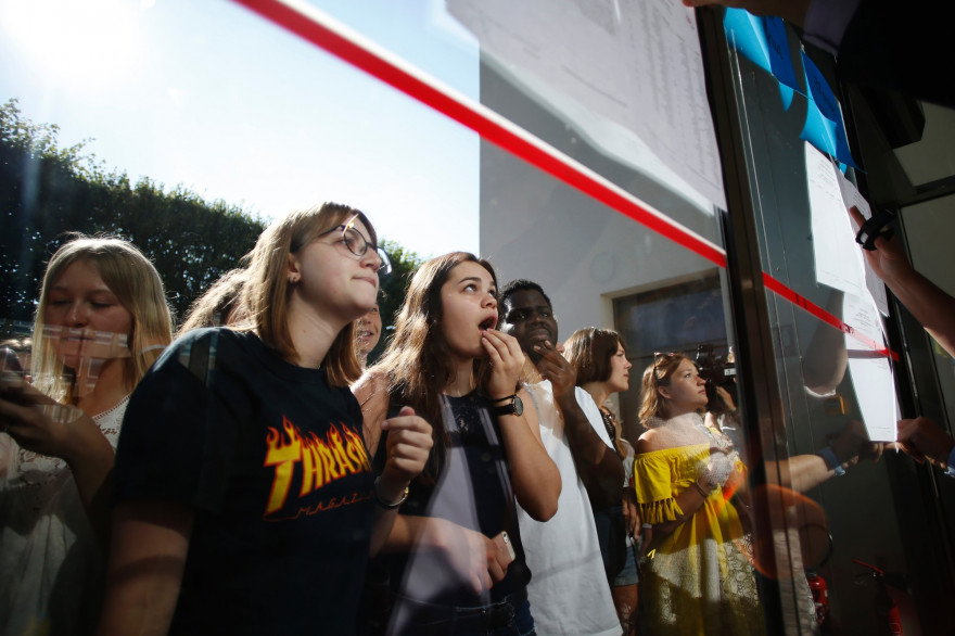 Des lycéens découvrent les résultats du bac à Caen, le 6 juillet 2018.