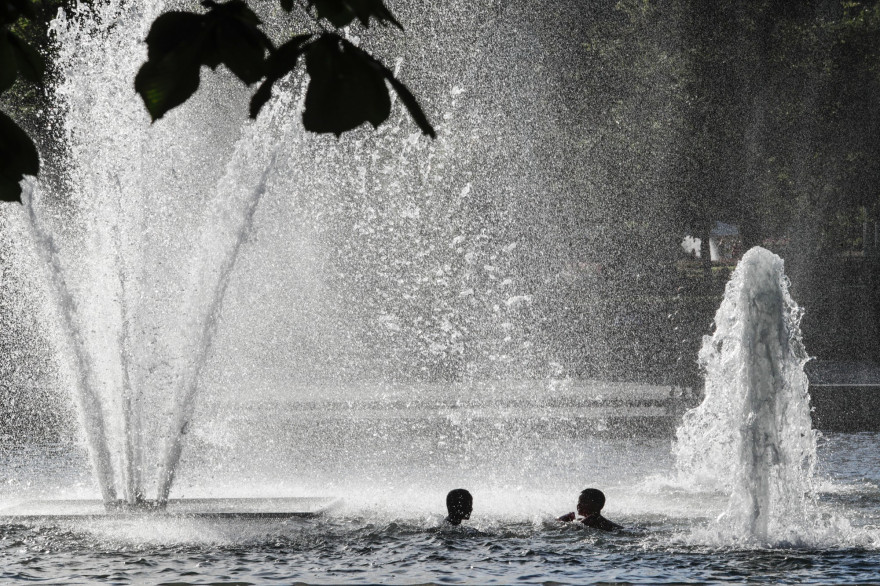 Des enfants se rafraichissent à Oslo, en Norvège le 23 juillet 2019