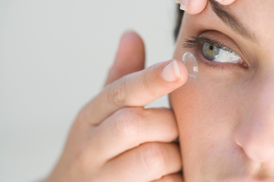 Une femme met des lentilles de contact (illustation)