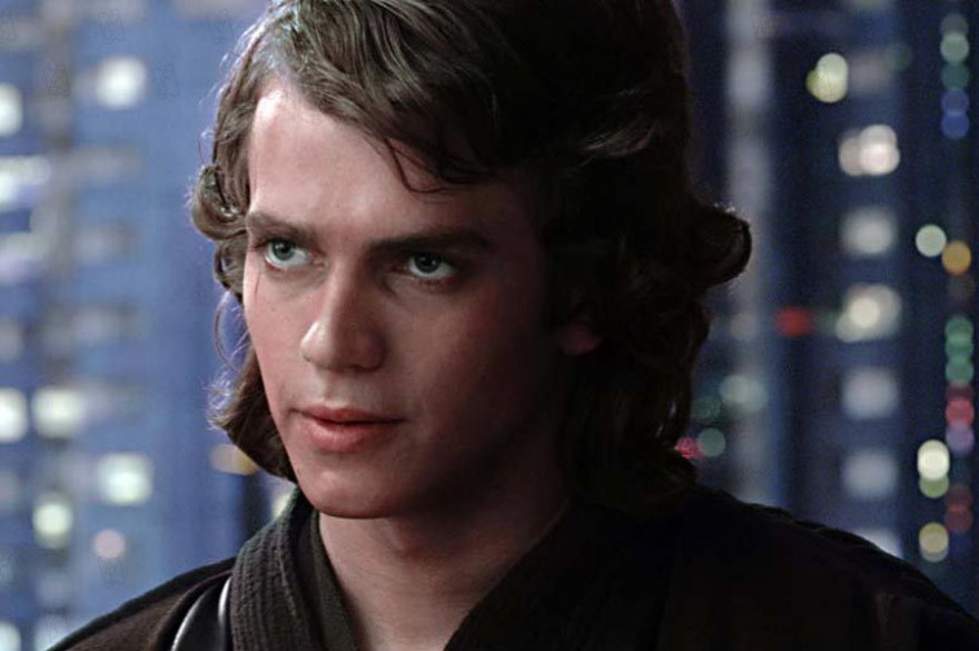Hayden Christensen incarne Anakin Skywalker dans les épisodes 2 et 3