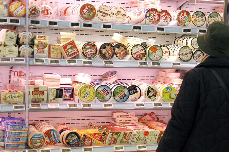 Le rayon fromagerie d'un supermarché (illustration)