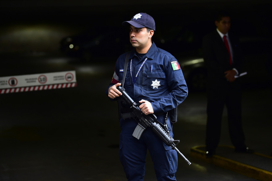 Un policier à Mexico (Mexique), (image d'illustration)
