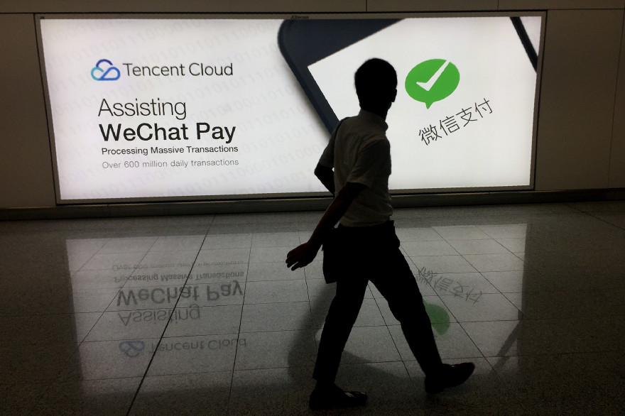 Un panneau publicitaire pour le premier réseau social chinois WeChat, propriété de Tencent, à l'aéroport de Hong-Kong