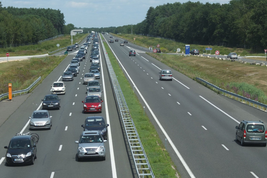 Trafic routier sur une autoroute (illustration)