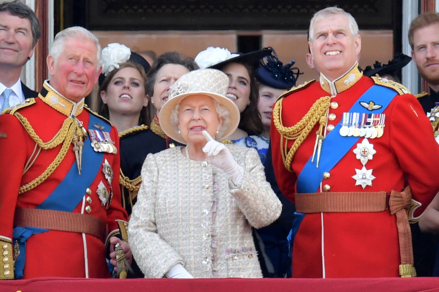 La reine Elizabeth II entourée de ses fils le prince héritier du trône Charles (gauche) et le prince Andrew (droite)