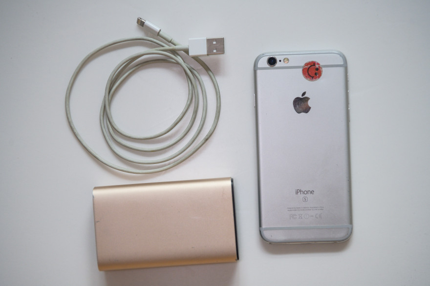 Un iPhone et son chargeur