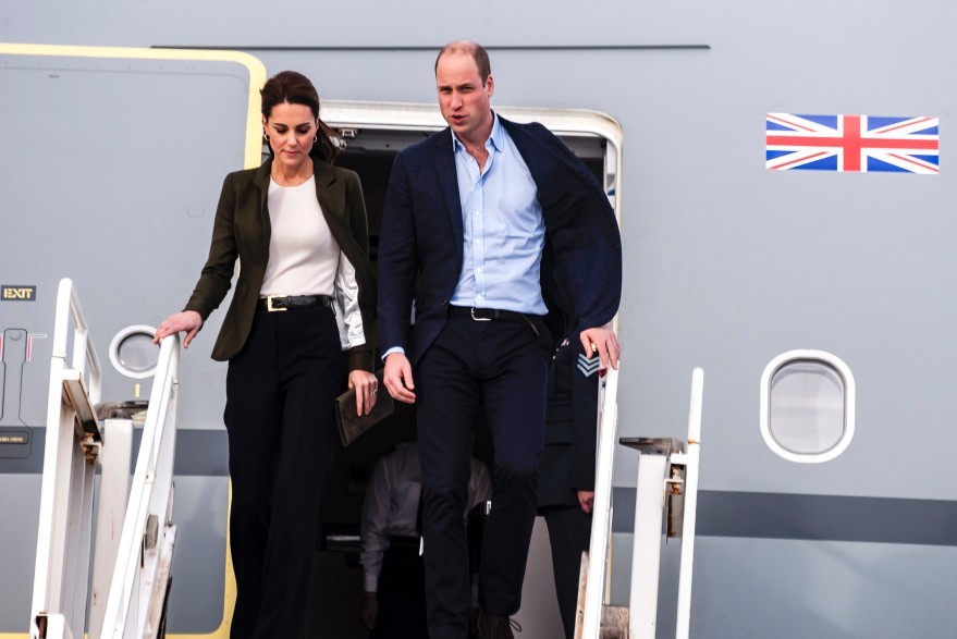 Kate Middleton et le prince William sortent d'un avion le 5 décembre 2018
