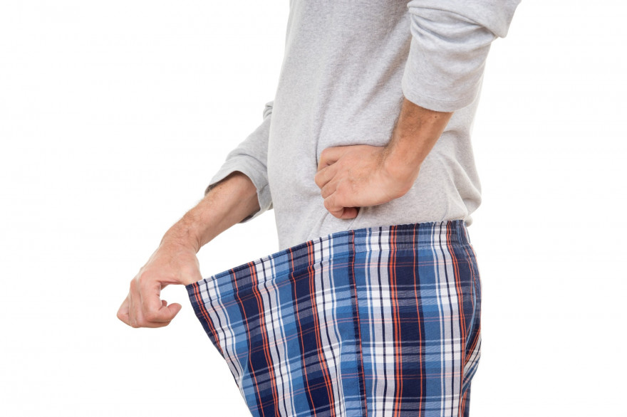 Un homme qui regarde son sexe (illustration)