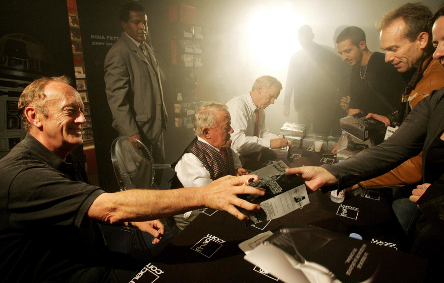 Jeremy Bulloch (à gauche) lors d'une séance de dédicaces, en 2004