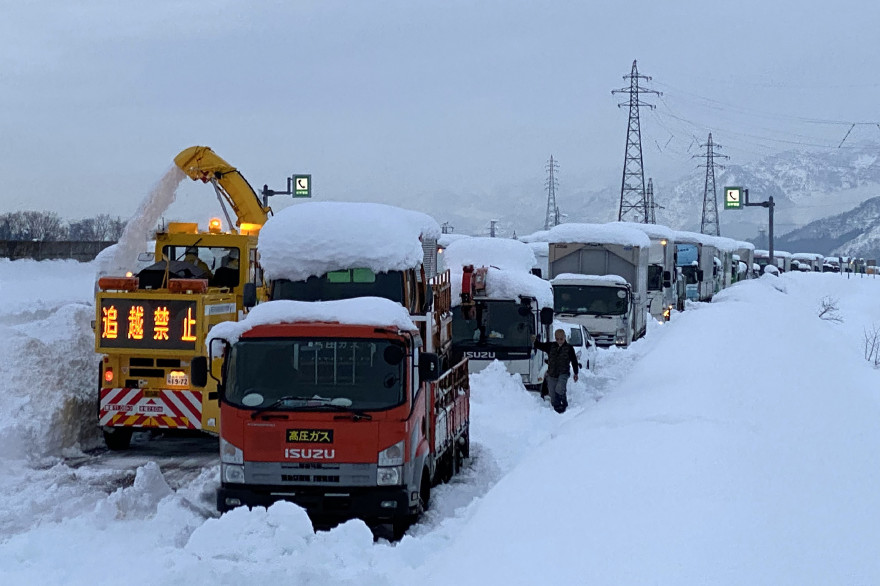 Une déneigeuse essaye de libérer le passage, le 18 décembre à Minamiuonuma (Japon).