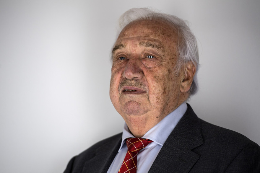 Marcel Campion pose lors d'une séance photo de campagne à son siège de campagne électorale à Paris le 8 février 2020.