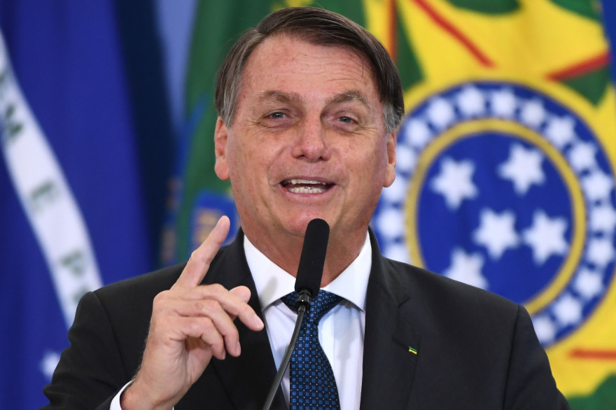 Le président brésilien Jair Bolsonaro a remis en question les effets secondaires des vaccins, notamment celui du laboratoire Pfizer, lors d'une cérémonie à Brasilia, le 17 décembre 2020.