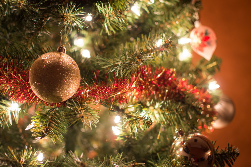 Un sapin décoré pour les fêtes de Noël