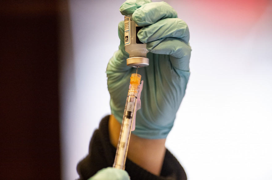 Le vaccin Moderna administré à l'hôpital de Hartford, dans le Connecticut, le 21 décembre 2020.
