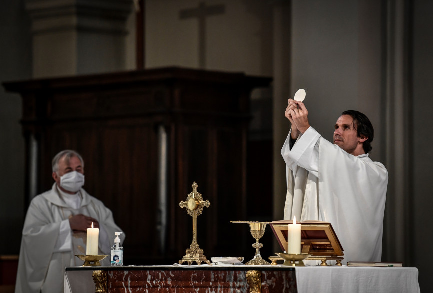 Un prêtre élève l'eucharistie durant une messe à Neuilly-sur-Seine en mai 2020 (illustration)
