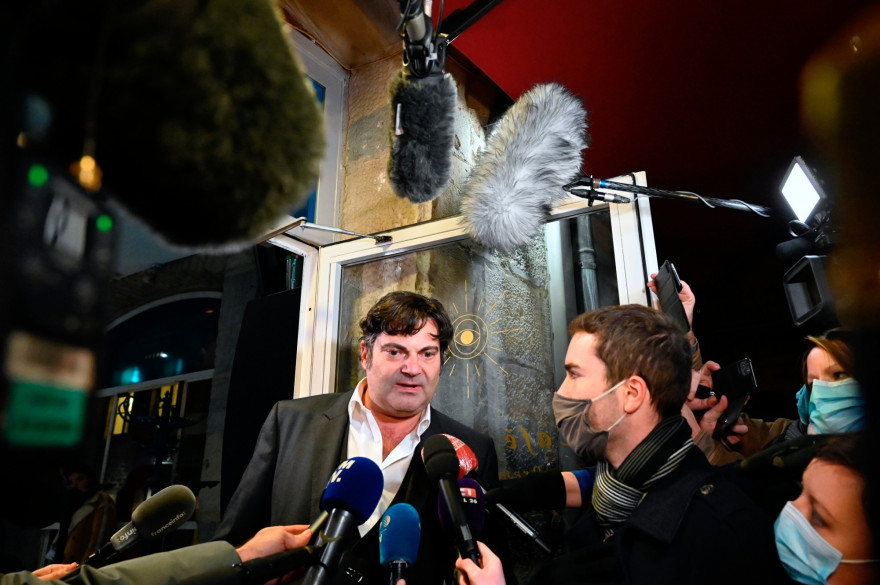 L'avocat de Jonathann Daval, Randall Schwerdorffer, répond aux journalistes au palais de justice de Vesoul, le 21 novembre 2020, au sixième et dernier jour du procès.