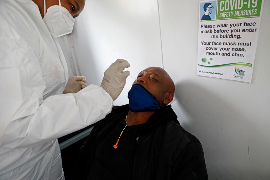Un homme reçoit un test PCR à Pretoria, en Afrique du Sud, le 17 décembre 2020.