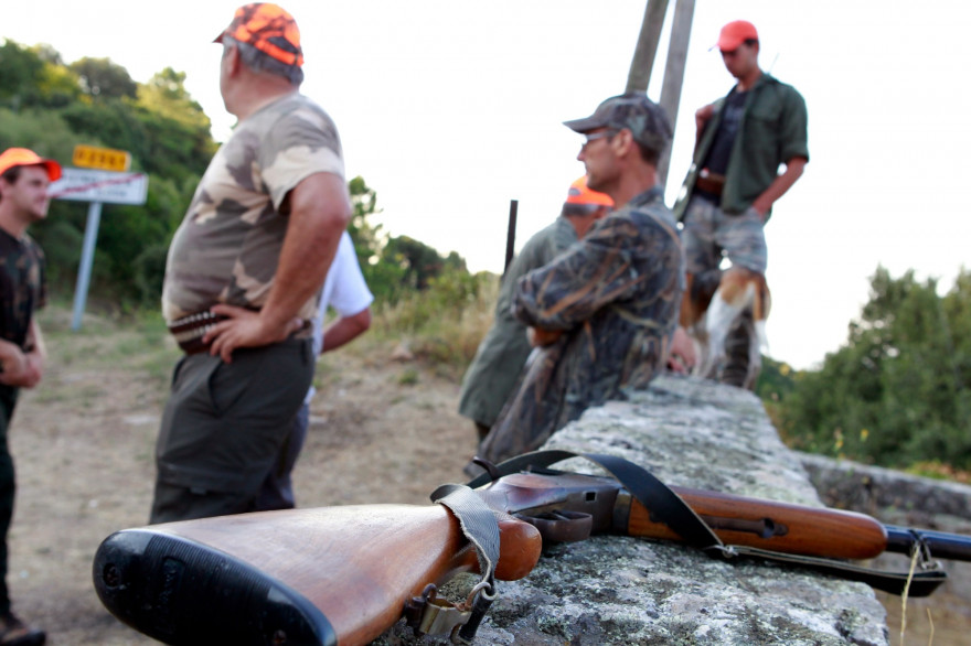 Le chasseur visé n'est que légèrement blessé mais très choqué.