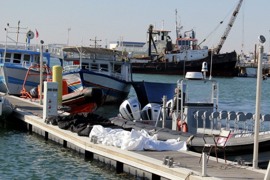 Vingt corps de migrants subsahariens et cinq survivants ont été repêchés au large du port de Sfax, en Tunisie, le 24 décembre 2020