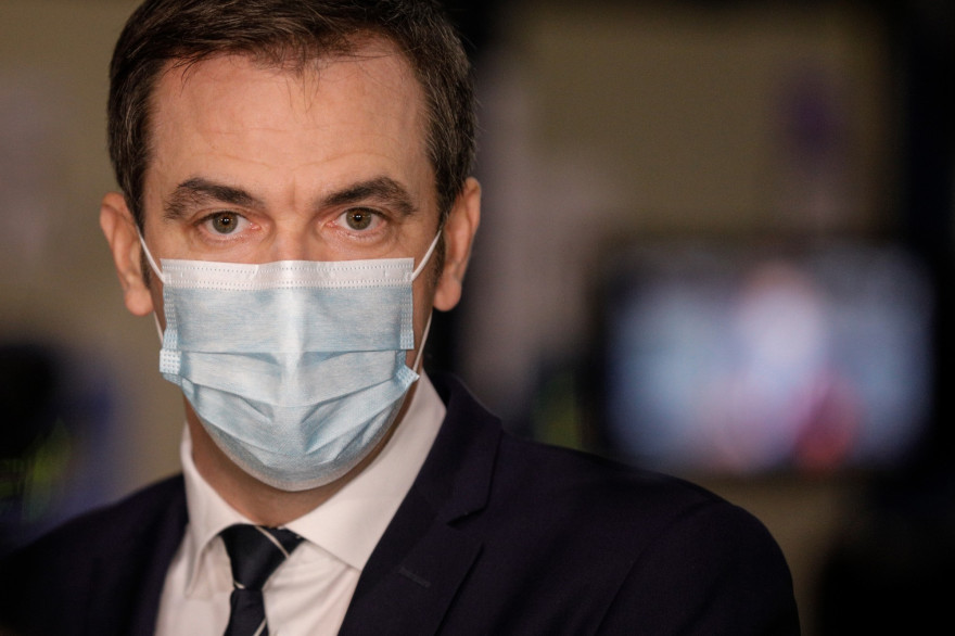Le ministre français de la Santé, Olivier Véran, lors d'une visite d'un centre logistique pour la distribution du vaccin contre le coronavirus à Chanteloup-en-Brie, le 22 décembre 2020.